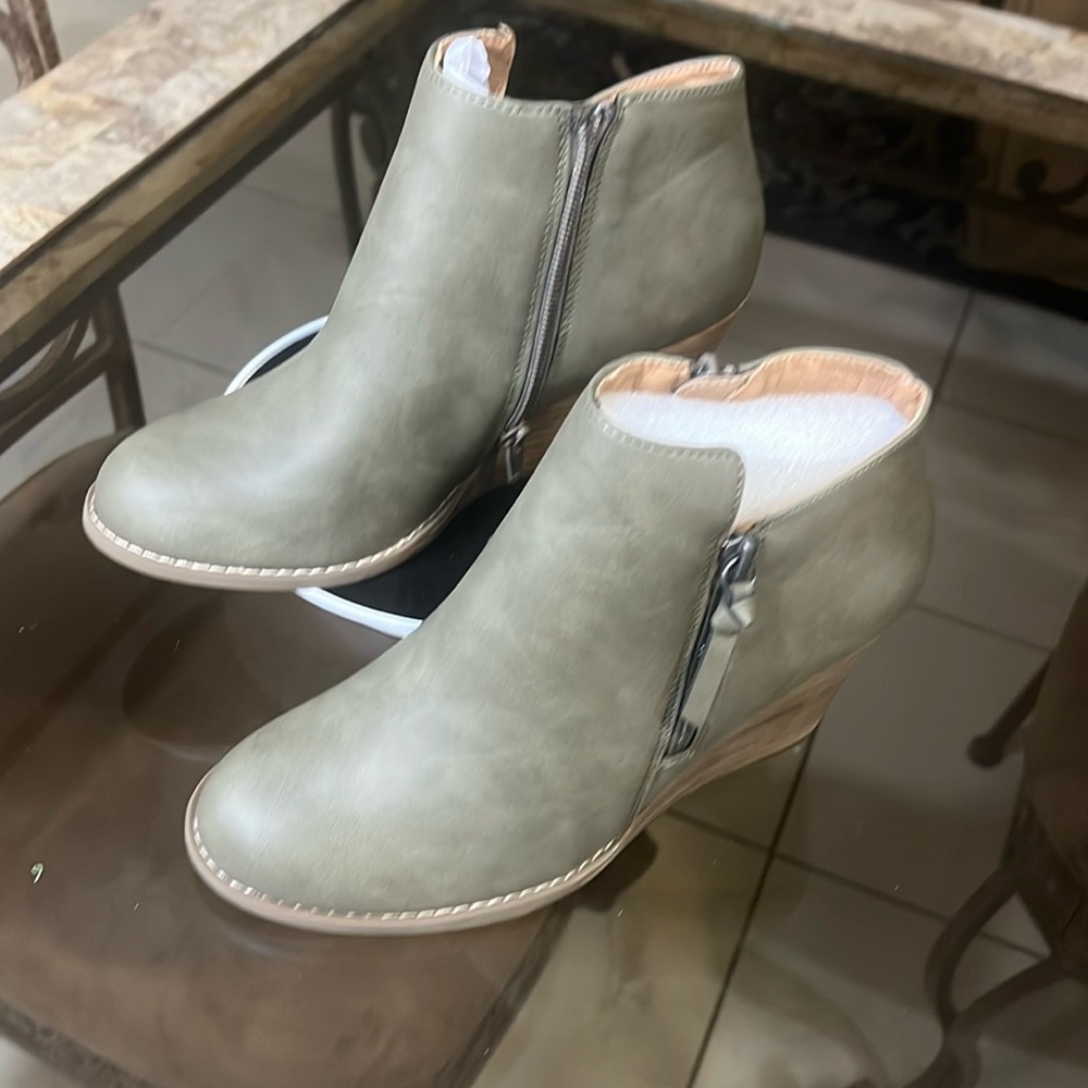 Ladies ankle boots Report brand Size 6 NWOT